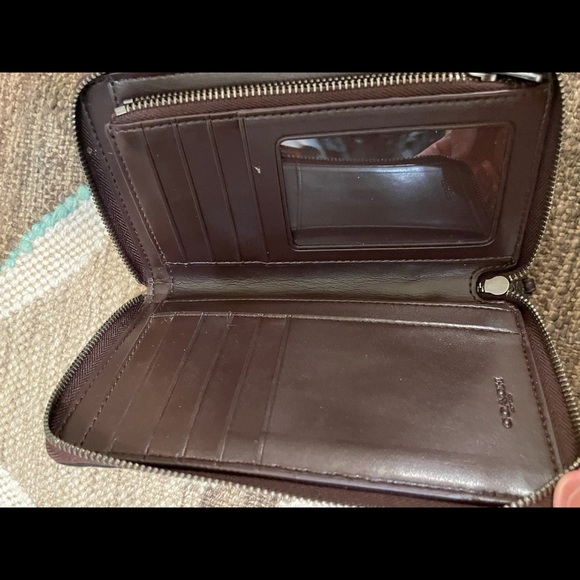 I’m selling a beautiful coach bag/matching wallet - Picture 11 of 14